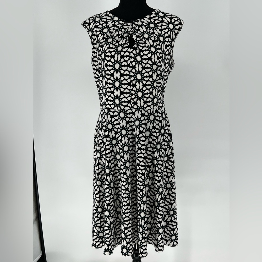 WISP GEOMETRIC KEYHOLE BODICE WHITE DRESS BLACK DESIGN WITH‎ BLUE ACCENT.
